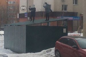 Юные пензенцы устроили опасные игры, прыгая с навеса над помойкой