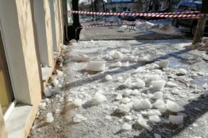 В Пензе с крыши дома на мужчину рухнула наледь