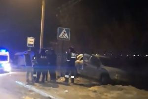 Легковой автомобиль вылетел за пределы дороги в Пензе. Видео
