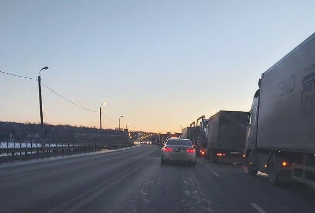Под Пензой водители изнывают в километровой пробке