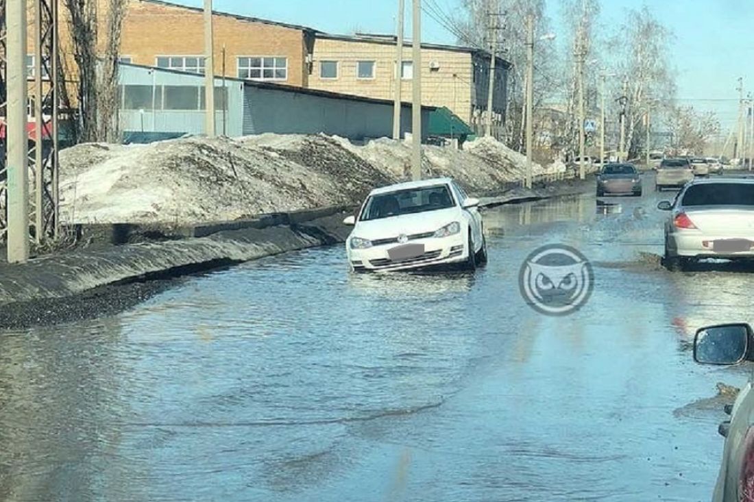 Провалилась машина». В Пензе легковой автомобиль застрял в огромной луже