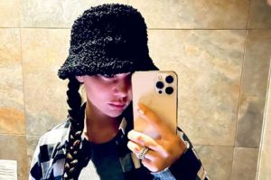 «Выглядишь на 18». На новом фото Седокова «скостила» себе 20 лет
