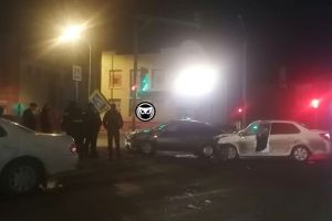 В центре Пензы два автомобиля едва не налетели на «Уголок». Фото