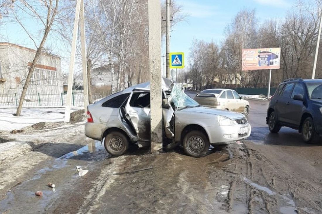 Авария Лада Приора и столб