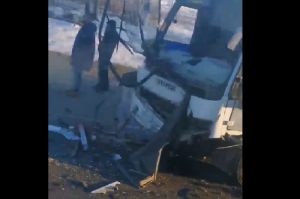 Под Кузнецком в страшное ДТП попали автобус и легковушка. Видео