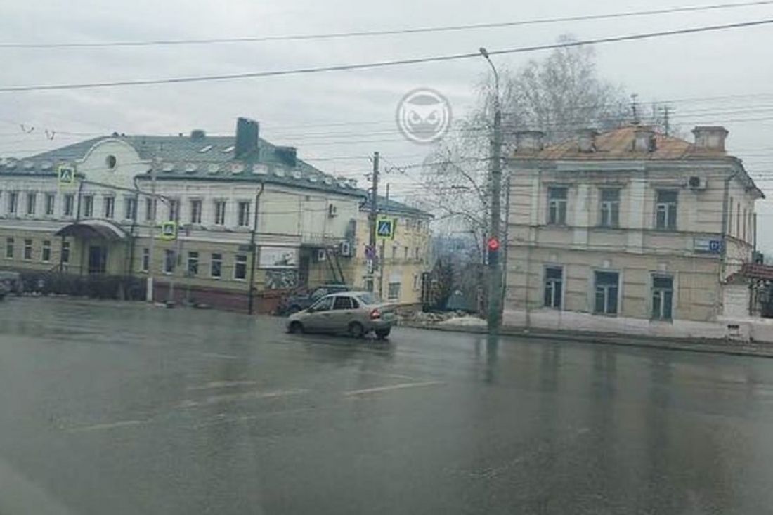 Дороги растаяли». В центре Пензы машина угодила в провал. Фото