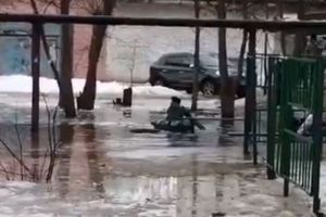 Пензенские дети переплывают двор на «ватрушках». Видео