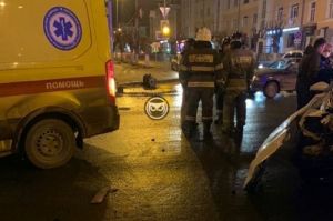 К месту жесткого ДТП в Пензе прибыли сотрудники МЧС. Фото