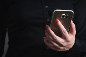 Жительница Каменки нашла телефон на почтовом ящике и забрала себе