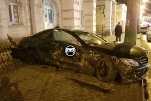 Разбиты в хлам. Появилось видео с места жесткого ДТП в центре Пензы