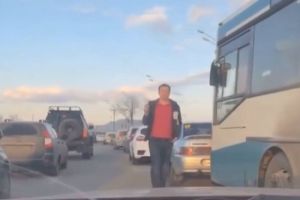 В час пик на проезжей части моста в Пензе гулял нетрезвый мужчина
