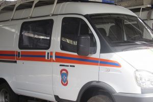Спасатели транспортировали больного жителя Пензы в машину «скорой»
