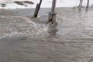 «Очень страшно». В Пензенской области улицы села превратились в полноводные реки