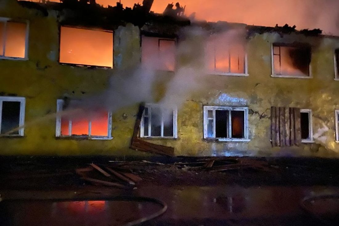 В Пензенской области загорелся нежилой двухэтажный дом. Видео