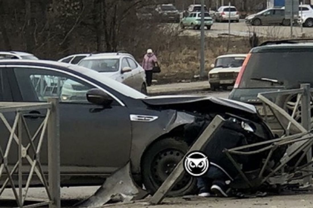 В Пензе иномарка влетела в железное ограждение