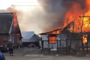 В Пензенской области сняли на видео пожар, уничтоживший два дома
