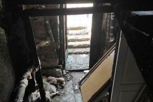 В Пензе жители дома ходят по жуткому выгоревшему подъезду. Фото