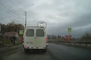 В Пензе пешеход чудом спасся от «летящей» в него машины. Видео