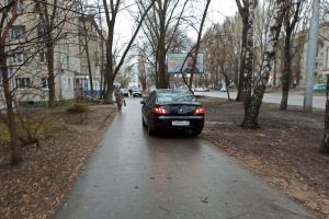«Другой дороги нет». Пензенский водитель прокатился по тротуару