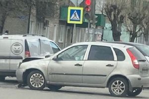 На Южной поляне в Пензе жестко столкнулись два автомобиля. Фото и видео
