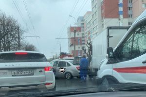 «Скорая» и спасатели прибыли к месту жесткой аварии на улице Пушкина в Пензе. Видео