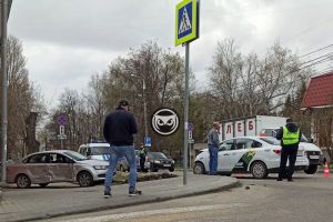 В Пензе после жесткой аварии с такси автомобиль вынесло на тротуар. Фото