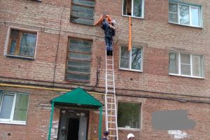 Пензенские спасатели помогли спустить пострадавшего с высоты