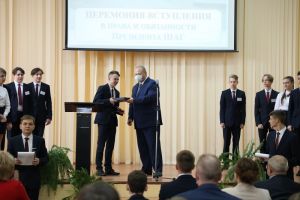 Как Олег Мельниченко президенту Школьной ассоциации удостоверение вручил