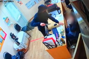 В Пензе в офисе микрофинансирования молодой парень с ножом вытребовал деньги