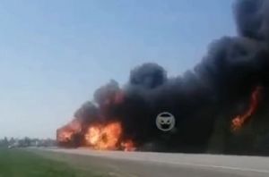 Взрывается и горит. Видео с места пожара на трассе рядом с Пензенской областью