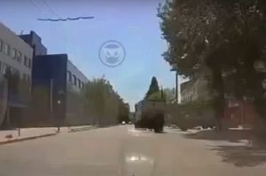 В Пензе водитель грузовика врезался в припаркованный кран. Видео