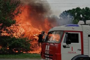 На улице Коммунистической в Пензе открытым огнем полыхает дом. Видео