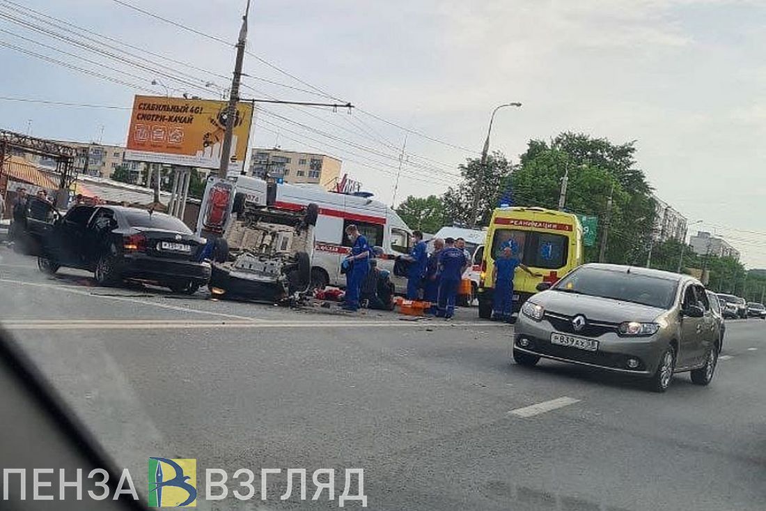 На улице Карпинского в Пензе около перевернувшегося автомобиля работает машина  реанимации. Фото