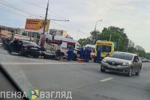 На улице Карпинского в Пензе около перевернувшегося автомобиля работает машина реанимации. Фото