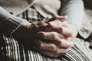В Пензе у женщины попросили милостыню, освятили и обокрали