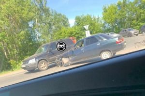 На Ахунском переезде в Пензе легковушка пожертвовала «носом» в ДТП