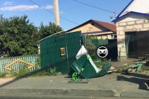 На улице Карпинского в Пензе машина снесла забор. Фото