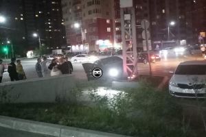 Под Пензой легковой автомобиль врезался в опору билборда. Фото