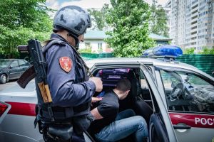 В Пензе 28-летний парень обокрал машину и убегал от росгвардейцев