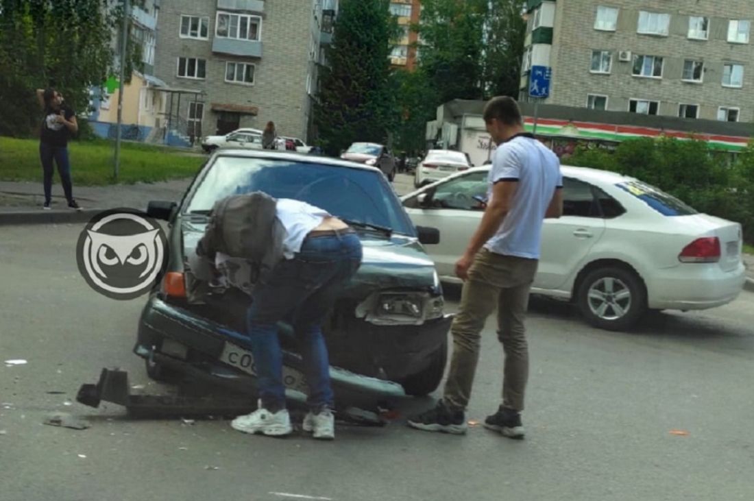 Сильно пострадал. В Пензе 4 апреля ДТП на Западной Поляне. Плохие Тачки. Столкновение с хохлами в Пензе на Западной Поляне.