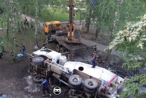 В Пензе сутки не могут поднять упавшую бетономешалку