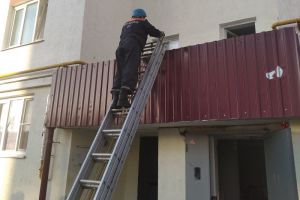 В Засечном с 7 этажа выпала девушка
