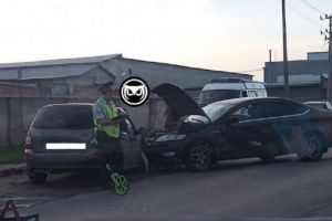 В Пензе одна машина «впечаталась» в колесо другой