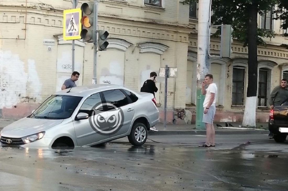 На улице Московской в Пензе машина частично ушла под землю