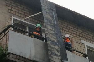 В Пензе на тротуар едва не рухнула часть кровли с балкона