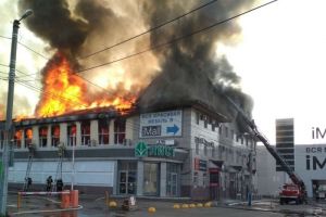 В Пензе горит здание торгового центра «Триумф» на улице Суворова