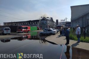 Пожарные в Пензе продолжают проливать здание сгоревшего ТЦ «Триумф»