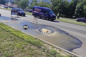 На проезжей части проспекта Строителей в Пензе продолжается водоизвержение