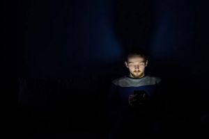 Ночной гость опустошил банковский счет пензячки через смартфон