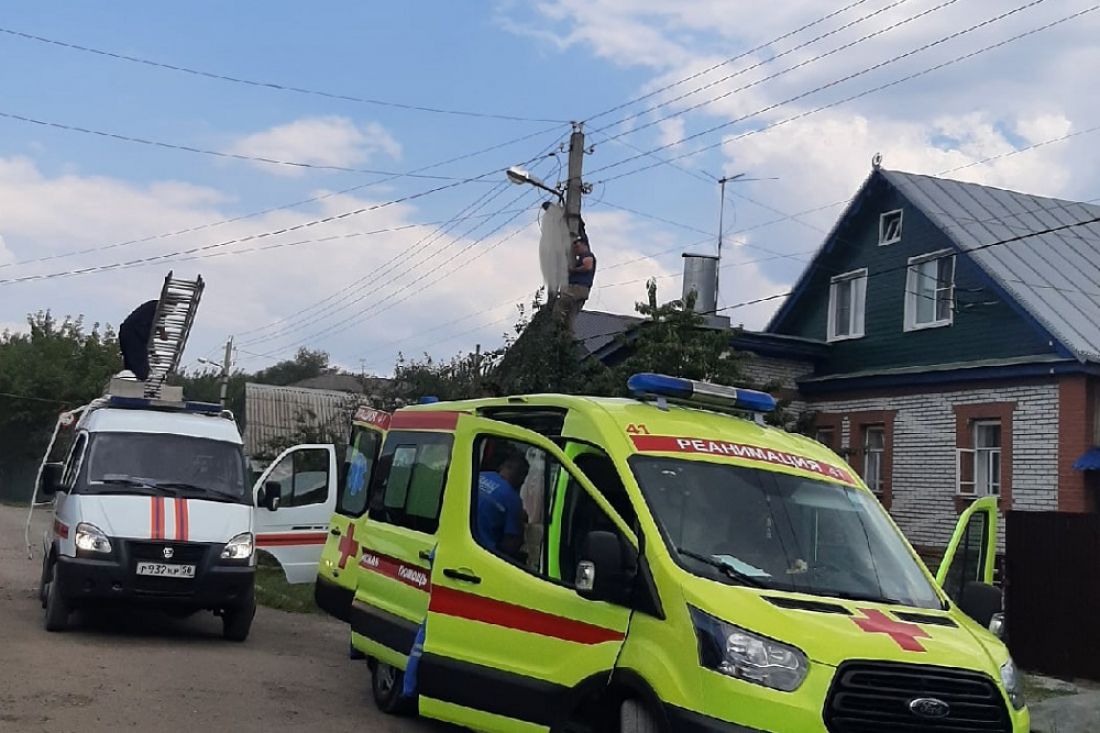 Соцсети: в Пензе на столбе повис человек, которого ударило током